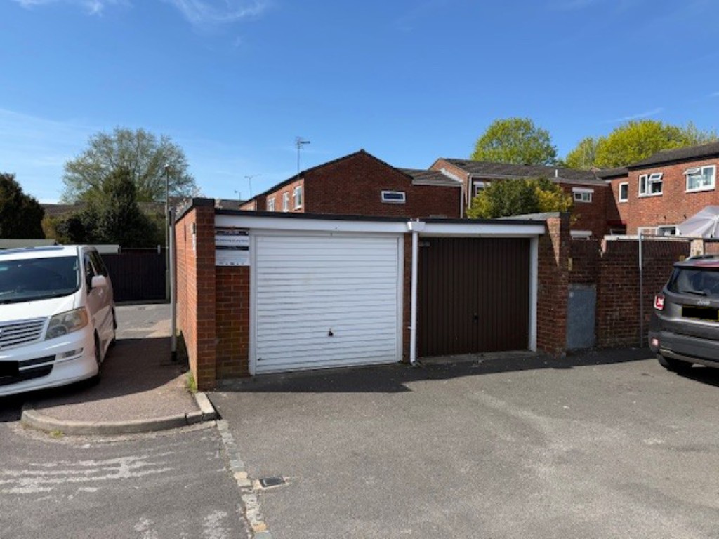 Lot: 13 - NINE FREEHOLD GARAGES IN BLOCK - Garages